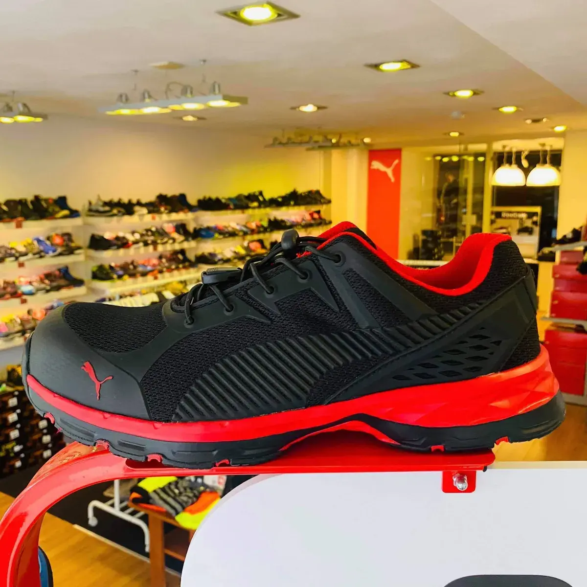 SKLEP z BUTAMI i ODZIEŻĄ ROBOCZĄ w WAALWIJK: STATIONSTRAAT 124 | Den Haag